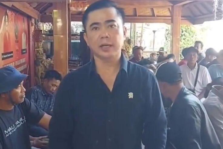 Anggota DPRD Jembrana, I Ketut Suastika menerima keluhan para orangtua siswa di Melaya.
