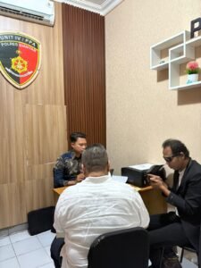 Seorang kakak (kanan) melaporkan adik kandungnya karena diduga terlibat penculikan anak kandung.