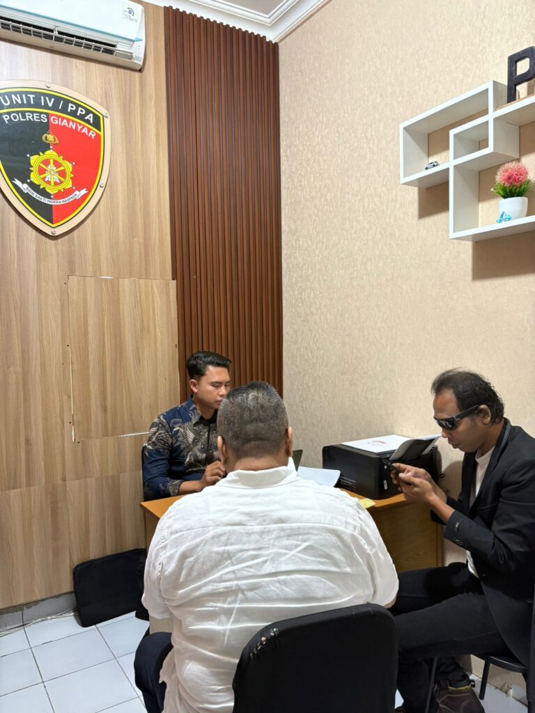 Seorang kakak (kanan) melaporkan adik kandungnya karena diduga terlibat penculikan anak kandung.