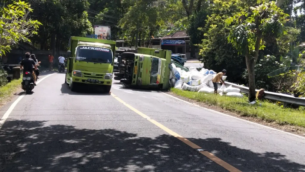 Truk terguling akibat muatan yang berlebihan.