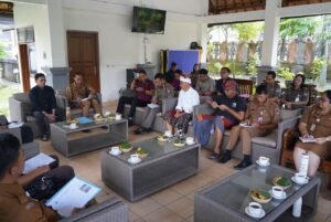 Rapat dipimpin Bupati di Rumjab membahas pengerukan ilegal Bukit Gunaksa.