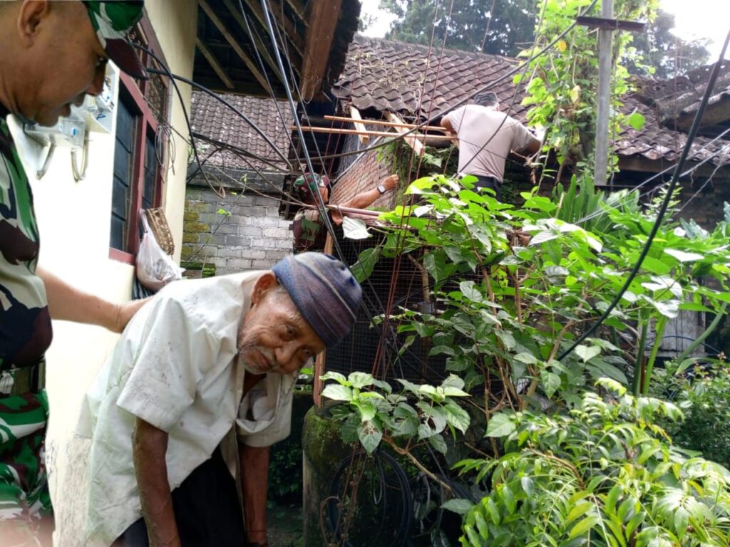 Kakek Sadia dibantu perbaikan rumah oleh warga dan TNI serta Polri.