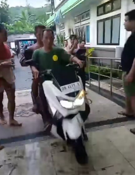 Anak yang terseret arus sungai bersama ibunya sempat dilarikan ke RS menggunakan motor.