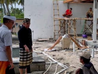 Bupati Klungkung, I Made Satria saat sidak proyek di Nusa Penida.