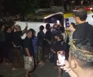 Peti jenazah Kadek Oka berwarna putih tiba di depan rumah duka di Klungkung.
