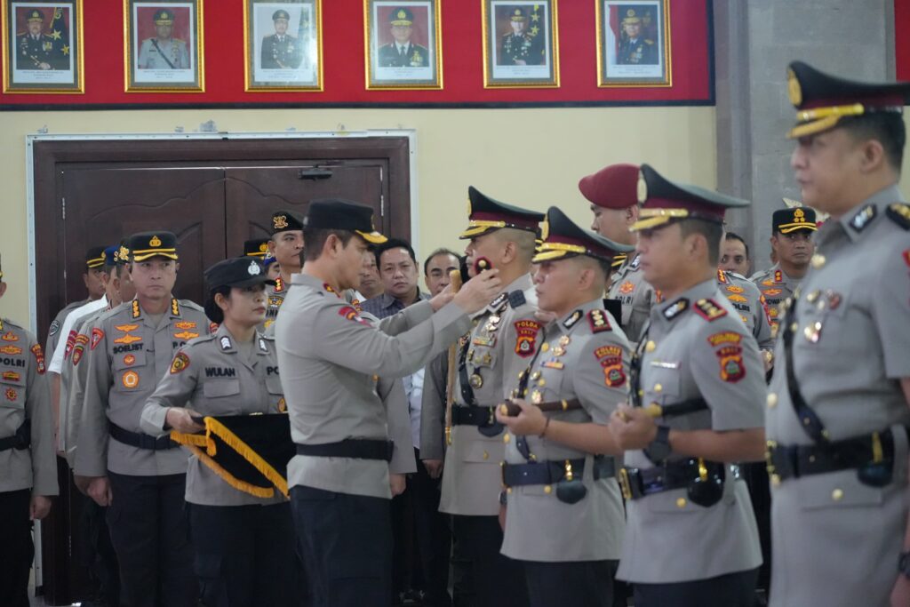 Kapolda Bali sematkan pangkat baru ke Kapolres Gianyar saat sertijab di Polda.