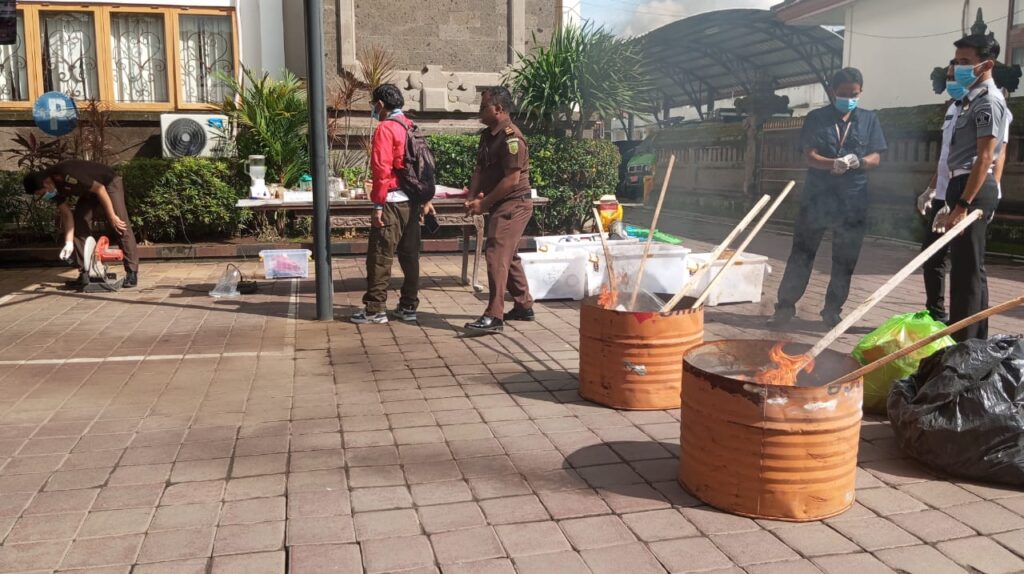 Pemusnahan barang bukti kejahatan pidana umum dan narkoba dengan diblender maupun dibakar.