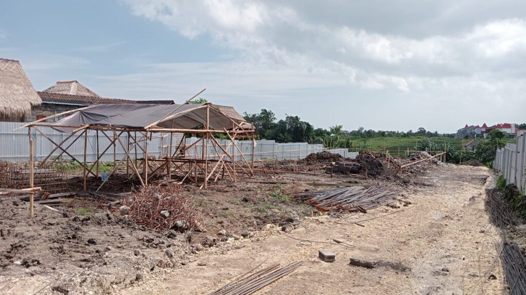 Pembangunan villa di Banjar Batu Gaing, Desa Beraban, Kecamatan Kediri, Tabanan dihentikan sementara.