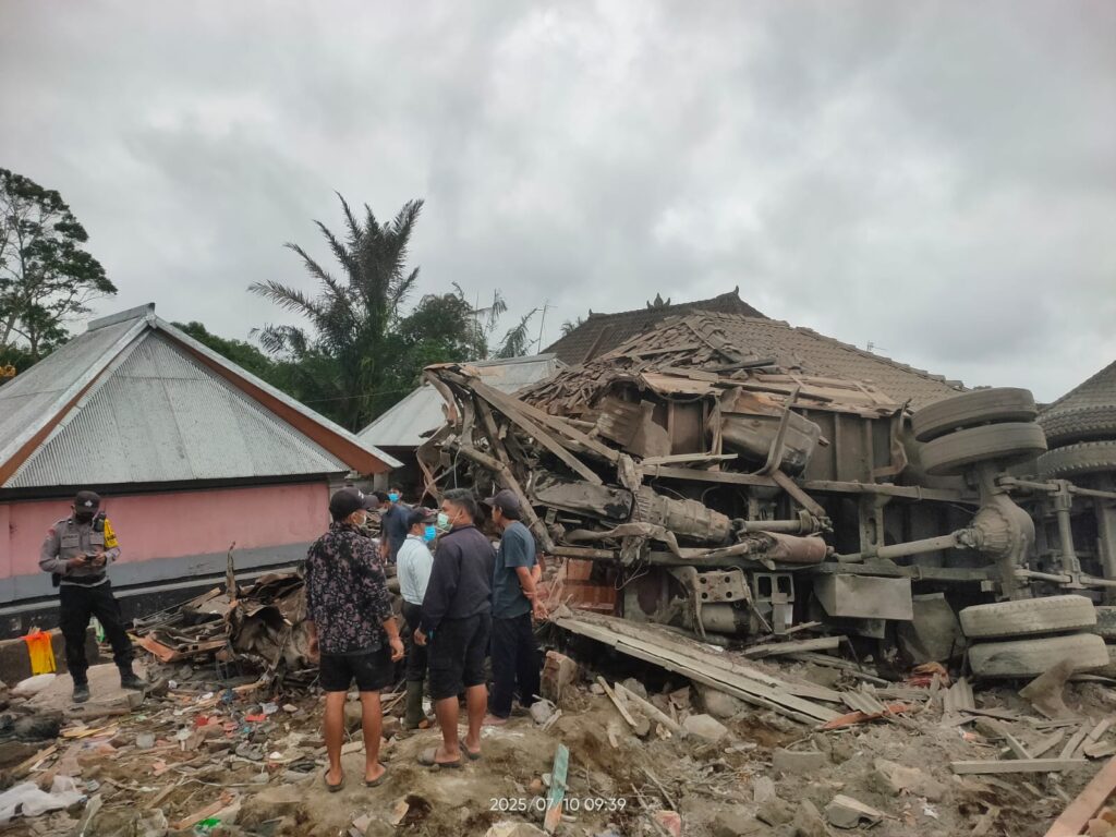 Truk pengangkut semen alami kecelakaan di Jalan Kayubihi, Bangli, pada Kamis (10/7/2025).