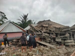 Truk pengangkut semen alami kecelakaan di Jalan Kayubihi, Bangli, pada Kamis (10/7/2025).