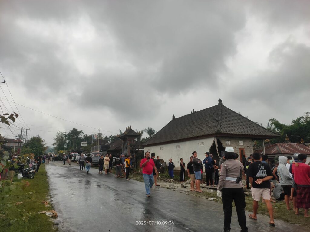 Situasi kecelakaan lalu lintas melibatkan truk semen di Jalan Kayubihi, Bangli.
