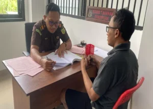 Tersangka kekerasan seksual anak inisial IWS (kanan) ditahan jaksa.