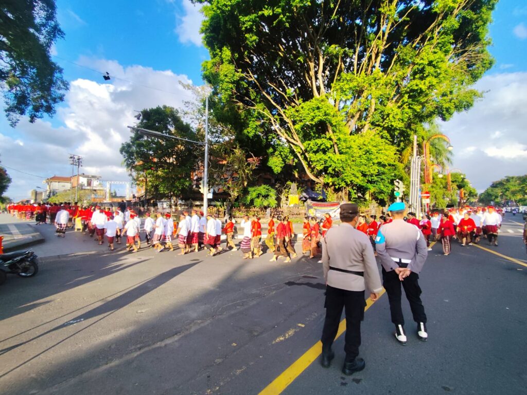 Ribuan pegawai berstatus PPPK jalan kaki dari Stadion Kapten I Wayan Dipta ke Alun-Alun Gianyar serangkaian penerimaan SK pada Kamis (10/7/2025).