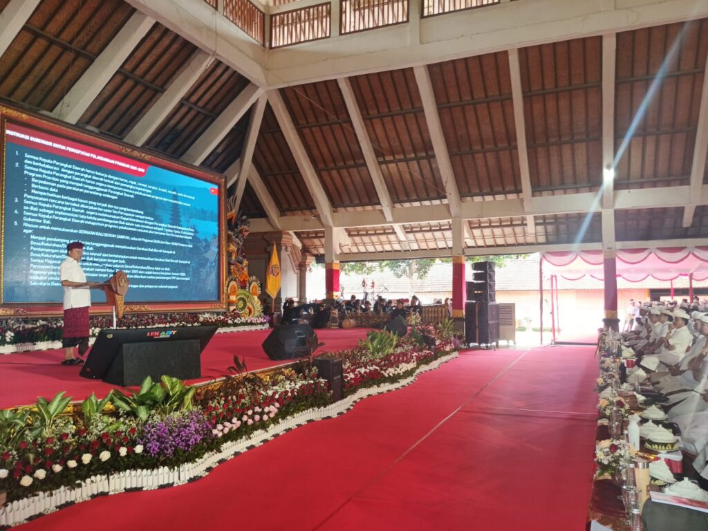 Gubernur Bali Wayan Koster berikan pengarahan program Pemprov selama 2025-2030 di Wantilan Pura Samuan Tiga, Kamis (10/7/2025).