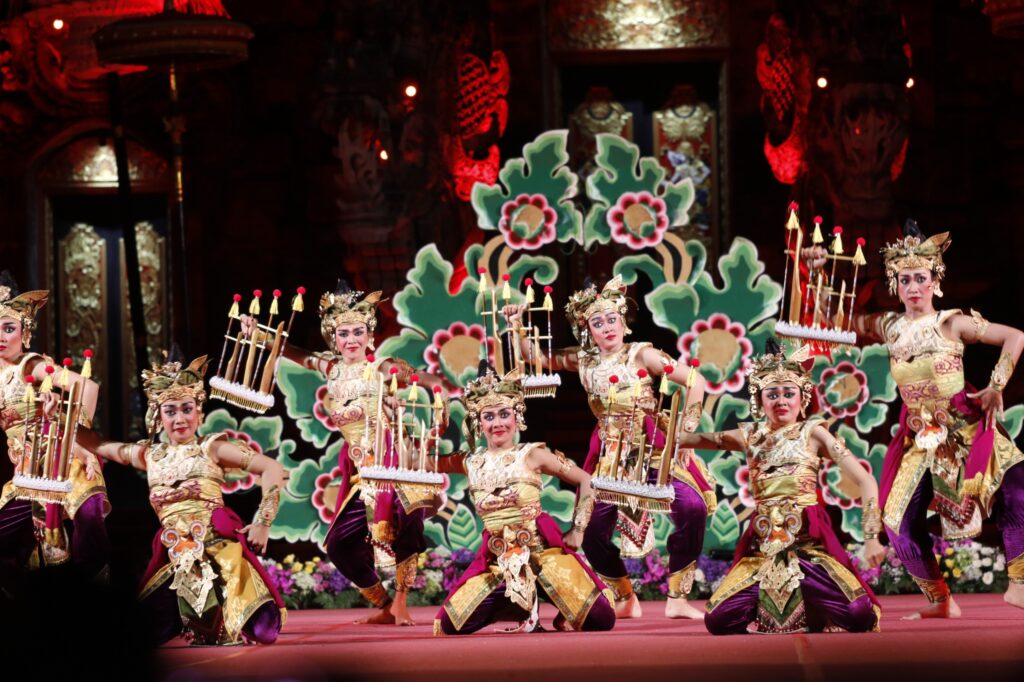 Tari Kreasi Kebyar Dangklung dibawakan Komunitas Sundaram, Sayan Ubud di PKB 2025.