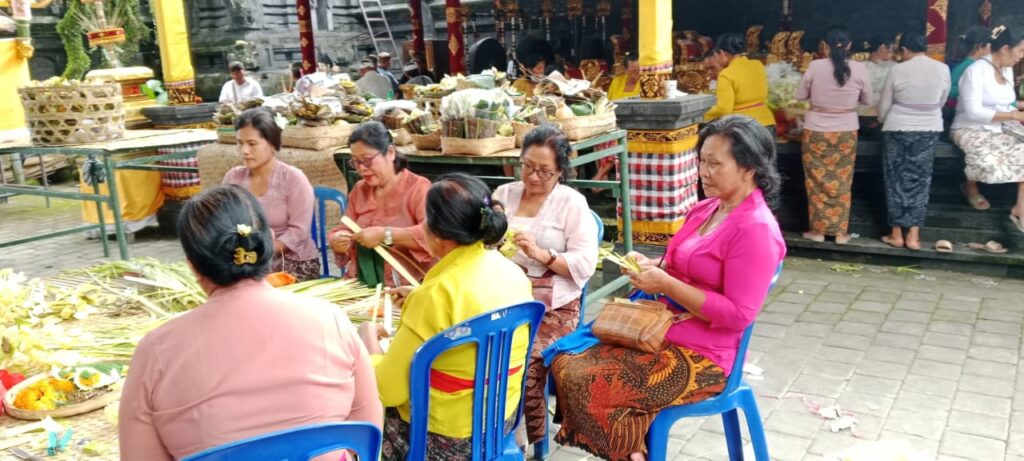 Warga Banjar Sampiang semangat gotong royong menggelar Pujawali di Pura Puseh Gianyar.