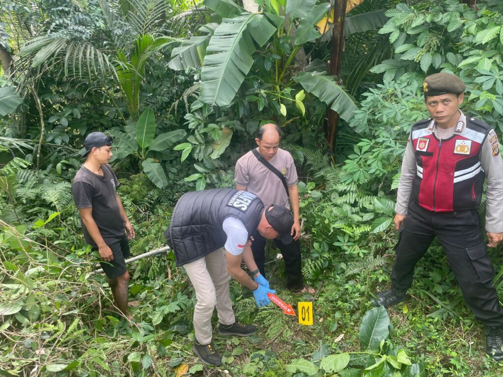 Polisi gelar olah TKP di tempat korban jatuh.