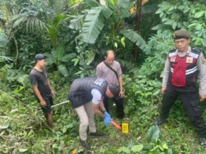 Polisi gelar olah TKP di tempat korban jatuh.