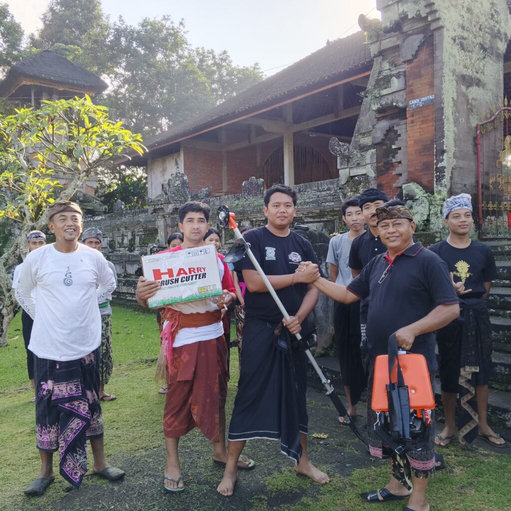 Mesin potong rumput diberikan oleh Anggota DPRD Klungkung, Sukirta kepada STT Banjar Getasan.