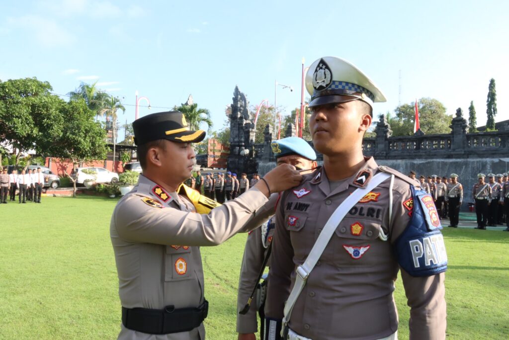 Kapolres Gianyar menyematkan tanda kepada anggota sebelum menggelar Operasi Patuh Agung 2025.