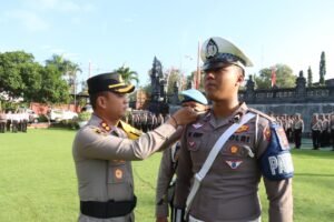 Kapolres Gianyar menyematkan tanda kepada anggota sebelum menggelar Operasi Patuh Agung 2025.
