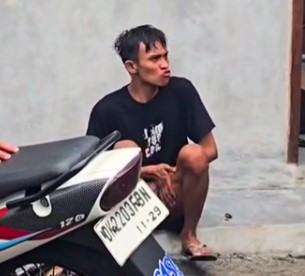 Seorang pemuda diduga kesurupan monyet di Ubud.