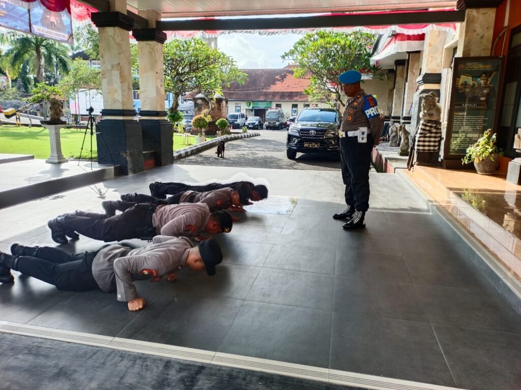 Polisi di Gianyar dihukum push up karena melanggar disiplin.
