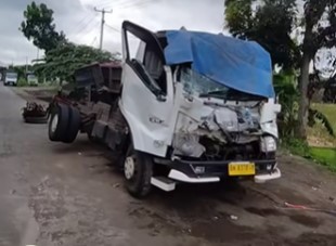 Kondisi truk rusak setelah mengalami kecelakaan di Jalan Bypass IB Mantra Klungkung.