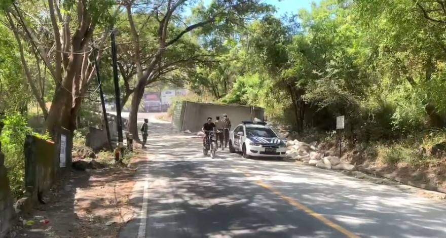 Truk barang yang terguling di Jalan Raya Tulamben memakan setengah badan jalan.