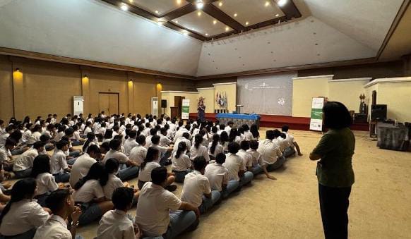Students from SMK Pariwisata Harapan celebrate their successful completion of the VFS Global Hospitality Program in Bali.