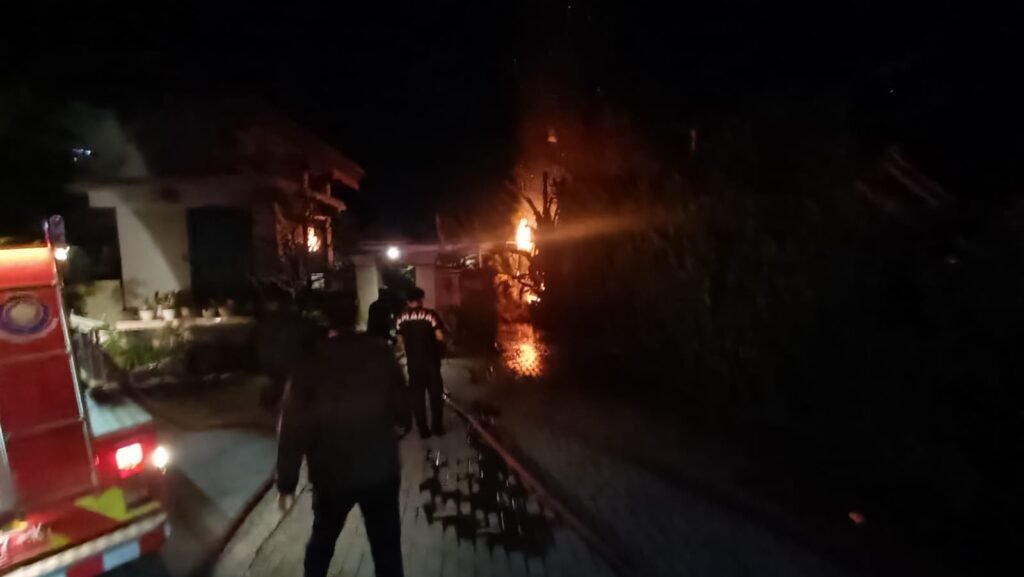 Petugas menangani kebakaran di tempat kebugaran di Ubud.