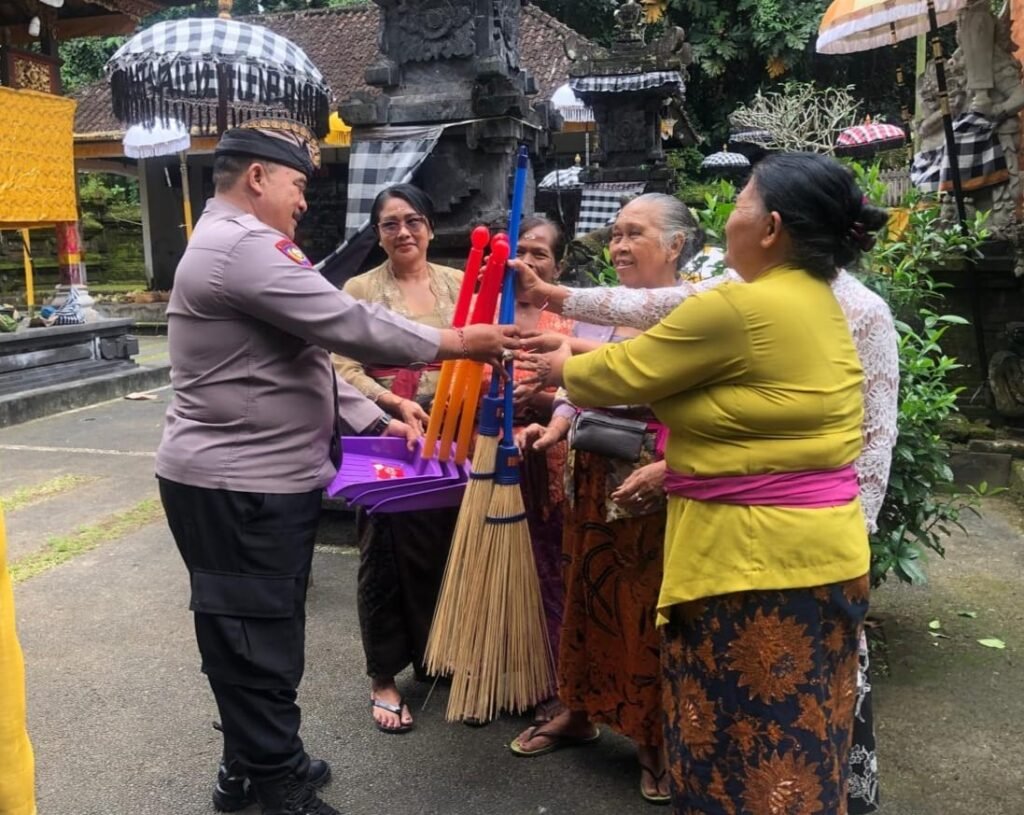 Dastro bagikan sapu ke ibu-ibu PKK.