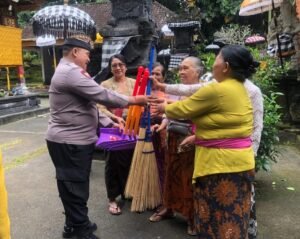 Dastro bagikan sapu ke ibu-ibu PKK.