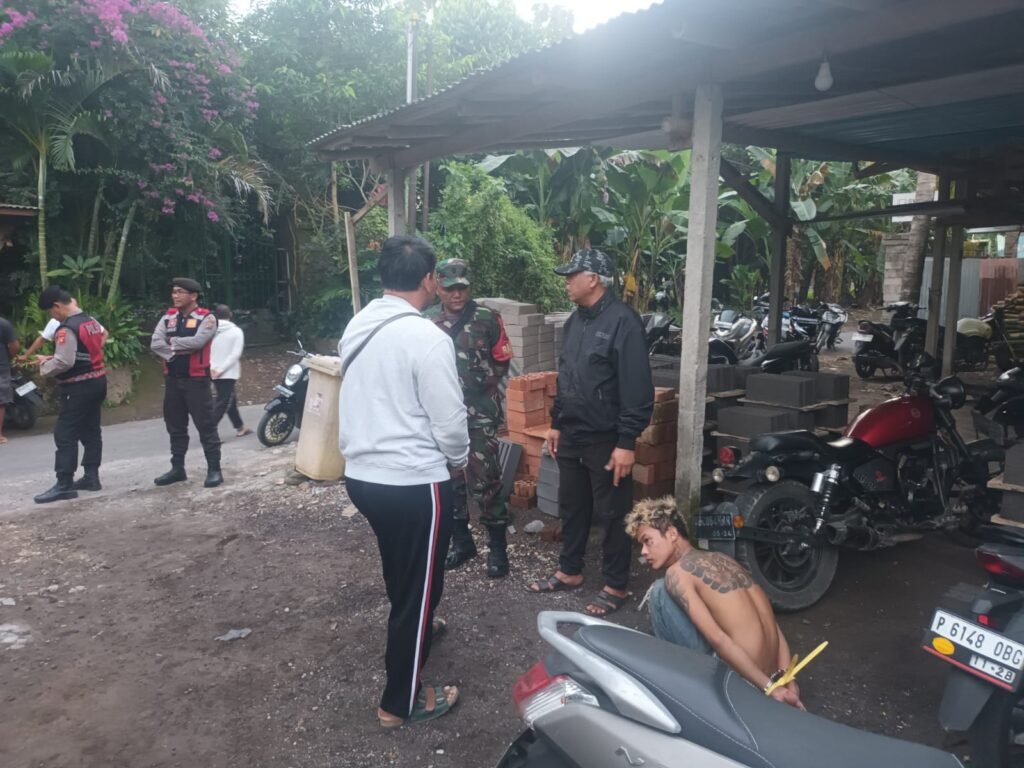 Pelaku jongkok dengan tangan diikat diamankan di wilayah Kemenuh.