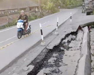 Jalan jebol di Selat, Karangasem, dipasangi tanda agar tidak membahayakan.