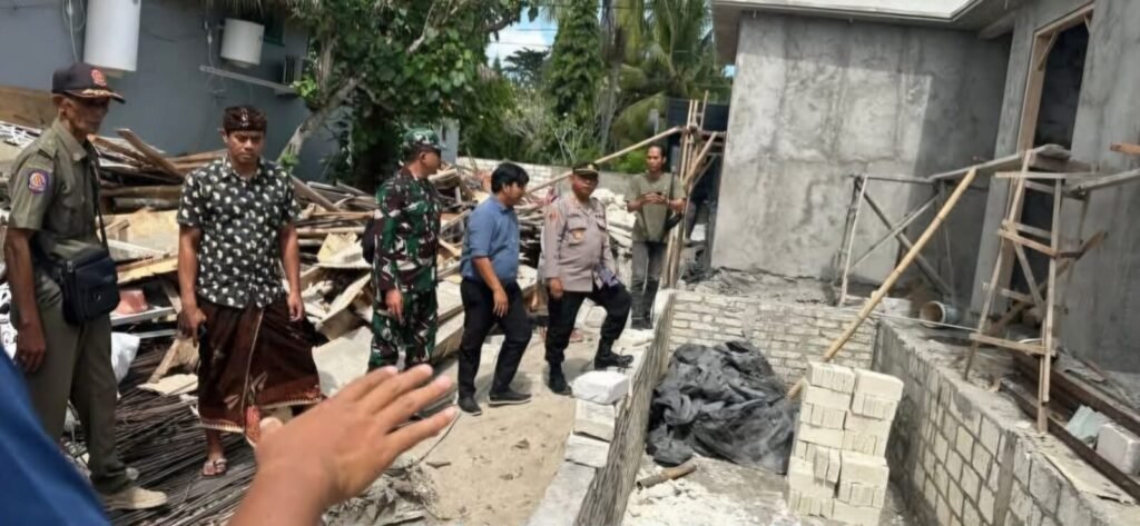 Petugas turun saat vila sudah berdiri kokoh. Upaya ini disorot DPRD Klungkung.