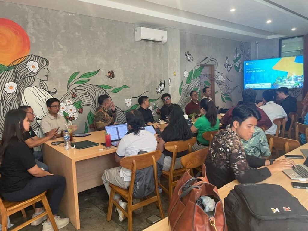 Jajaran PLN Bali Timur menjelaskan kelistrikan di Puspem Gianyar.