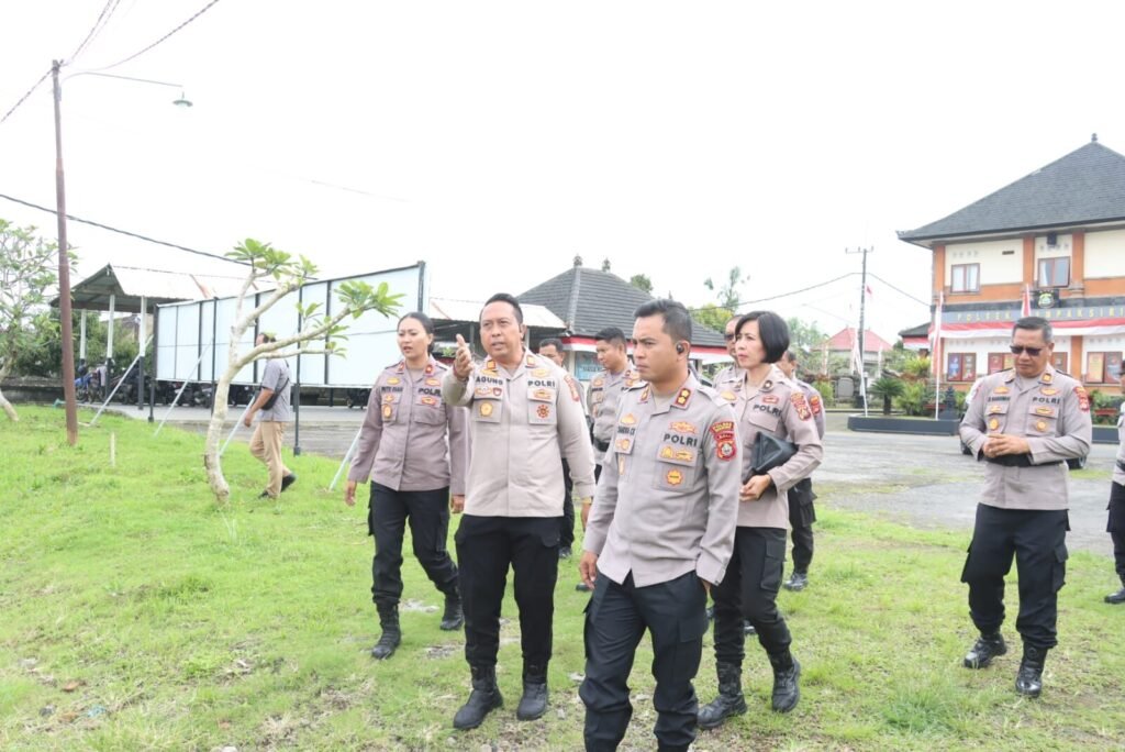 Kapolres Gianyar saat melihat lokasi dapur umum untuk makan bergizi gratis di Polsek Tampaksiring.