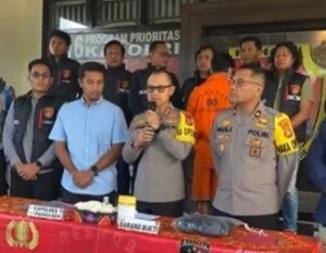 Polisi berhasil menangkap pelaku penusukan remaja di Karangasem.