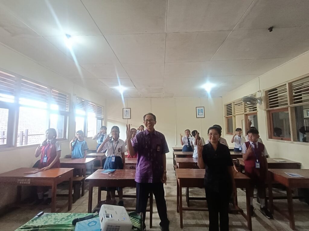 Made Ariasa, Komisioner Pendidikan KPAD Bali datang ke SMP swasta dengan minim siswa di Denpasar.