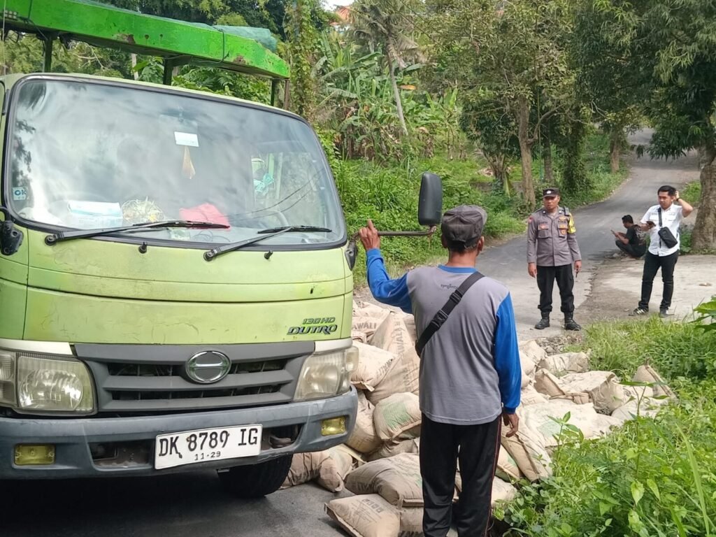 Truk semen alami kecelakaan tunggal di Jalan Bukit Jati, Gianyar.