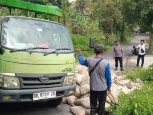 Truk semen alami kecelakaan tunggal di Jalan Bukit Jati, Gianyar.
