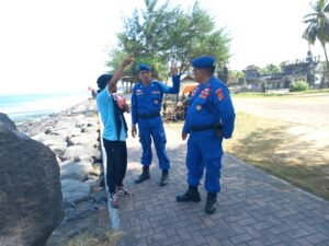 Patroli petugas Polair Gianyar di Pantai Masceti.
