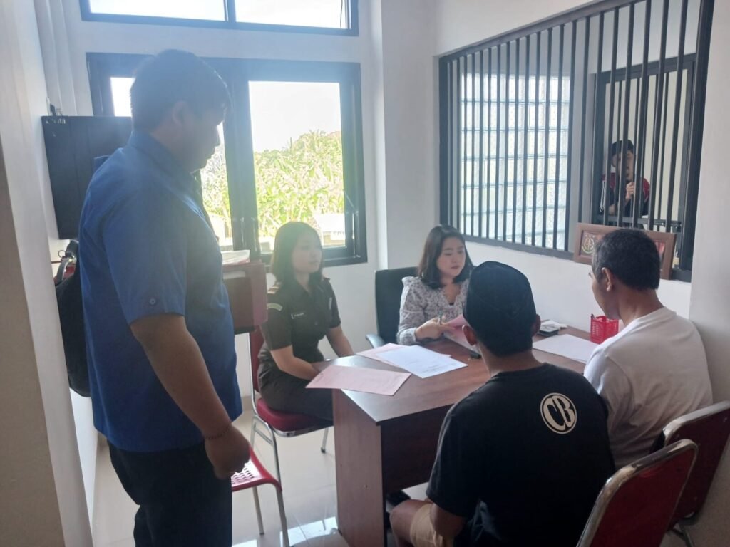 Dua tersangka narkoba saat menghadap jaksa.