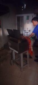 Petugas Damkar menangani dengan mudah kobaran api di dapur milik warga Bedulu, Blahbatuh.