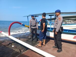 Nelayan diimbau mengenakan life jaket saat melaut untuk mewaspadai hal tidak diinginkan.
