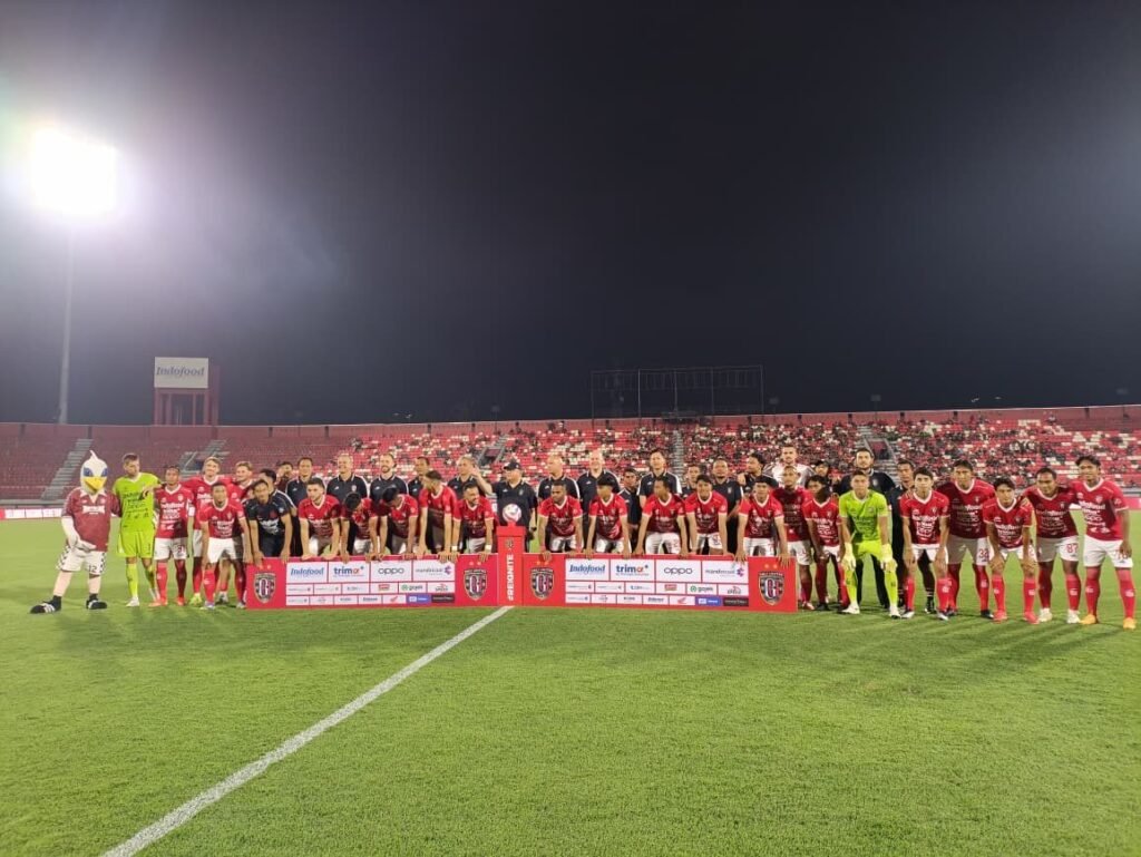 Para pemain, offisial dan para pelatih di Stadion Kapten Wayan Dipta mengenalkan jersey baru.