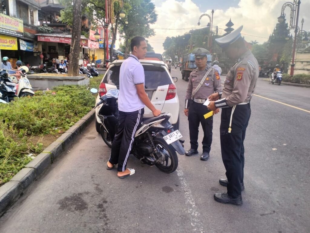 Polisi memeriksa kelengkapan kendaraan saat operasi patuh 2025.