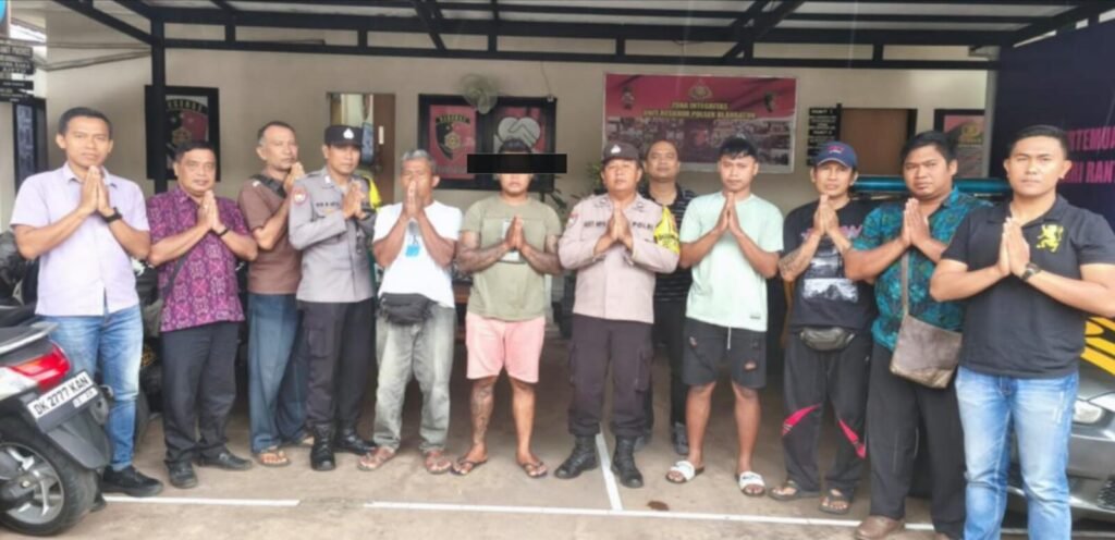 I Ketut Suandita (tengah) kali ini dimaafkan dengan pertemuan di Polsek.