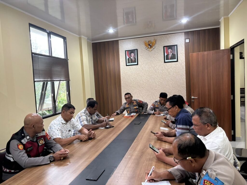 Rapat anggota Polsek Ubud bahas parkir dan pedagang liar.